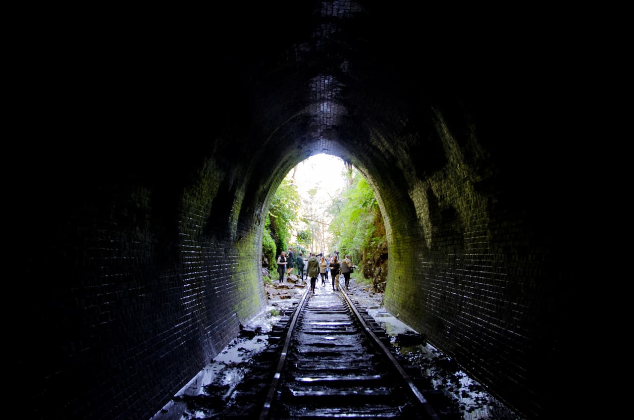 Um túnel australiano emite um brilho azulado no escuro