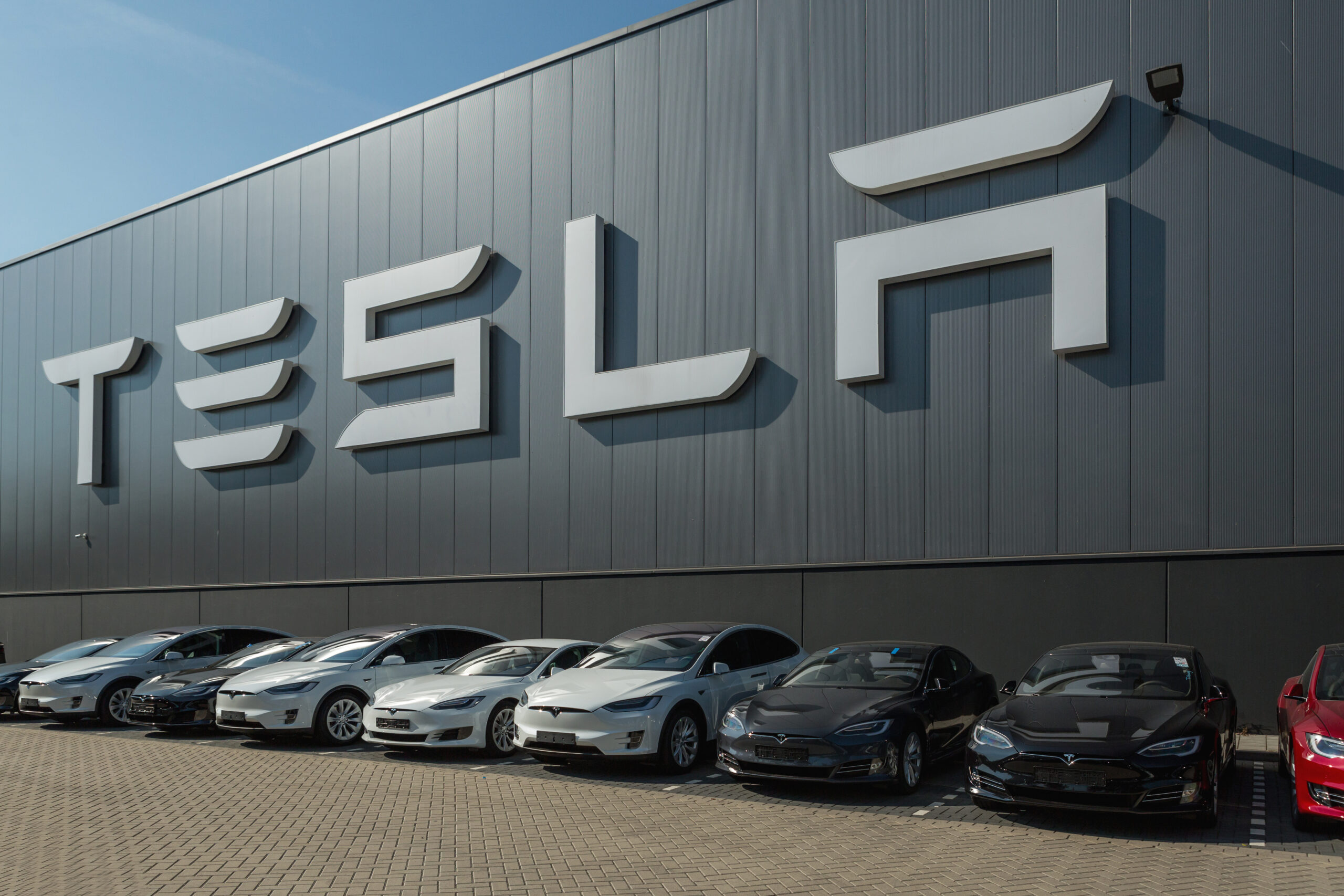 Carro da Tesla filma acidente impressionante e desvia dos destroços ‘sozinho’
