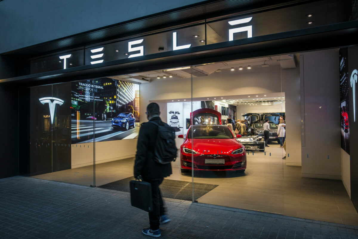 China: preços dos carros da Tesla caem e elevam as vendas da empresa