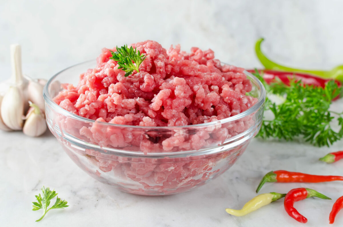 Descongelar carne moída pode parecer uma missão quase impossível, mas tem jeito!