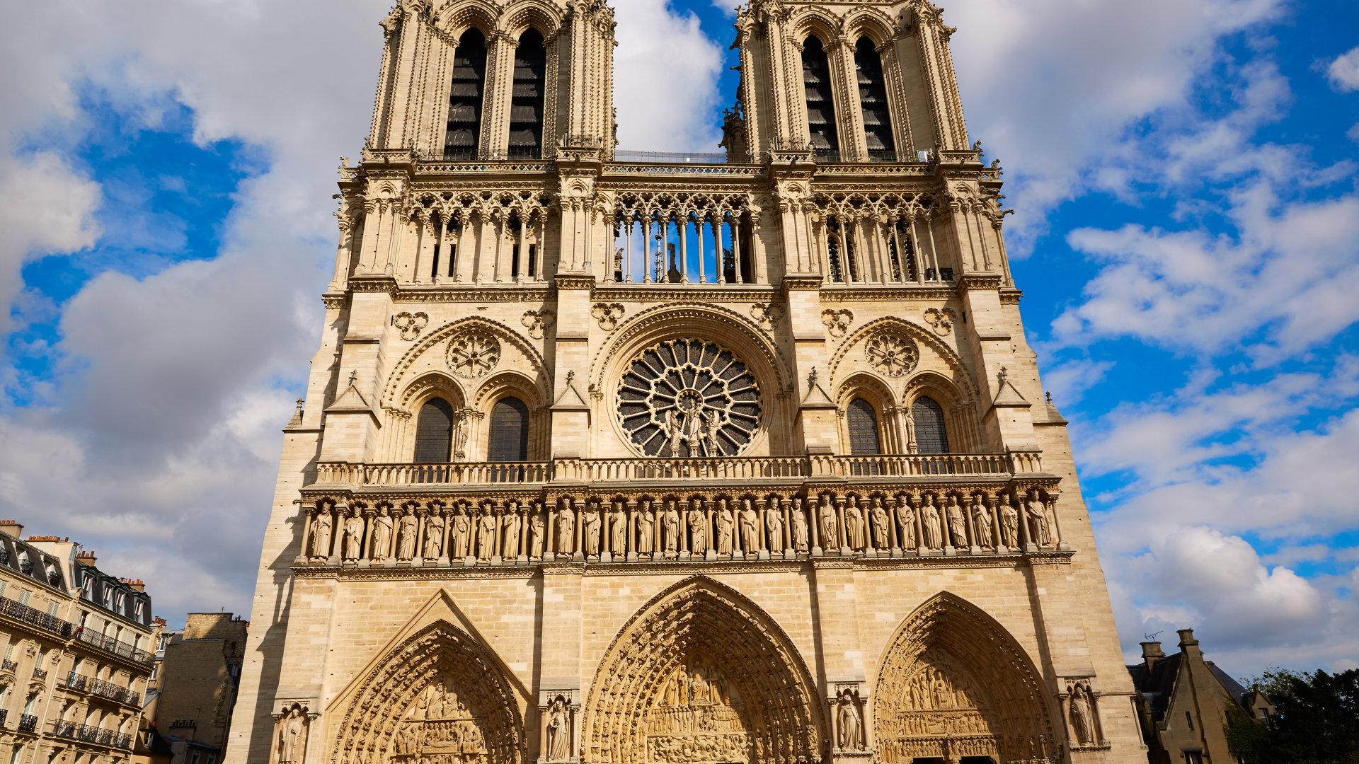 Relembre o trágico incêndio na Catedral de Notre-Dame e seus segredos