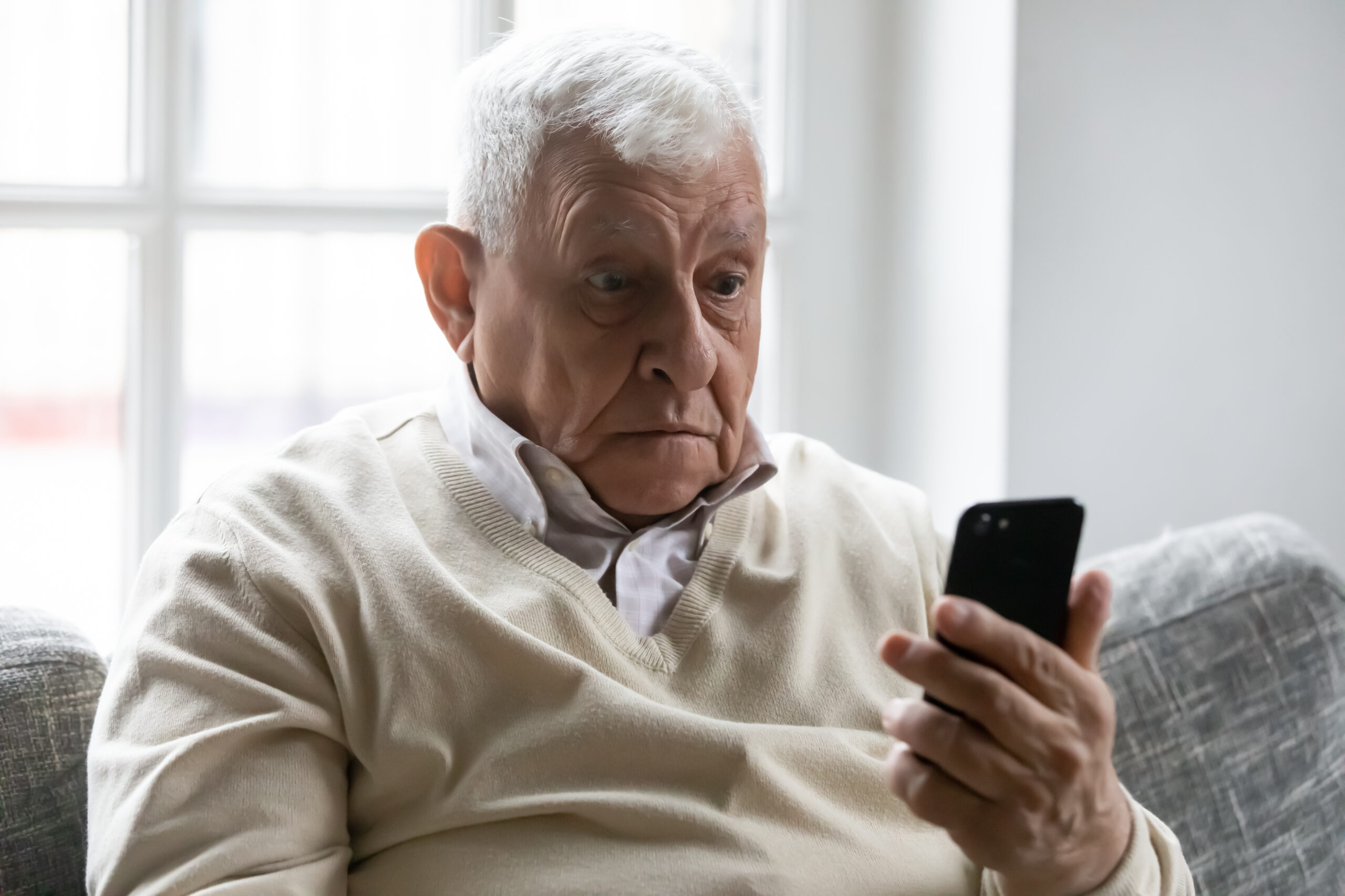 Golpe novo: aposentados são vitimas de mensagens no WhatsApp
