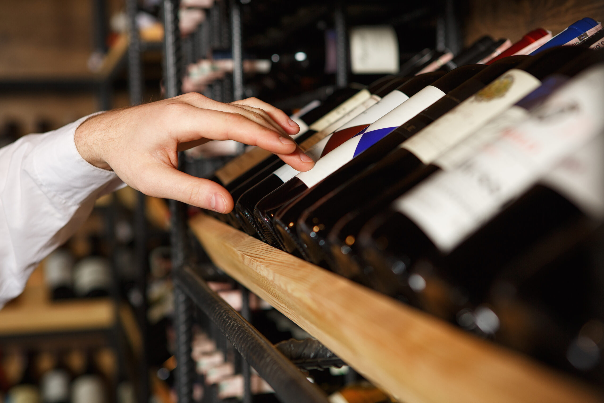 A escolha de um bom vinho não é uma tarefa fácil, mas há algumas perguntas que devem ser feitas na hora da compra. Vão fazer a diferença.