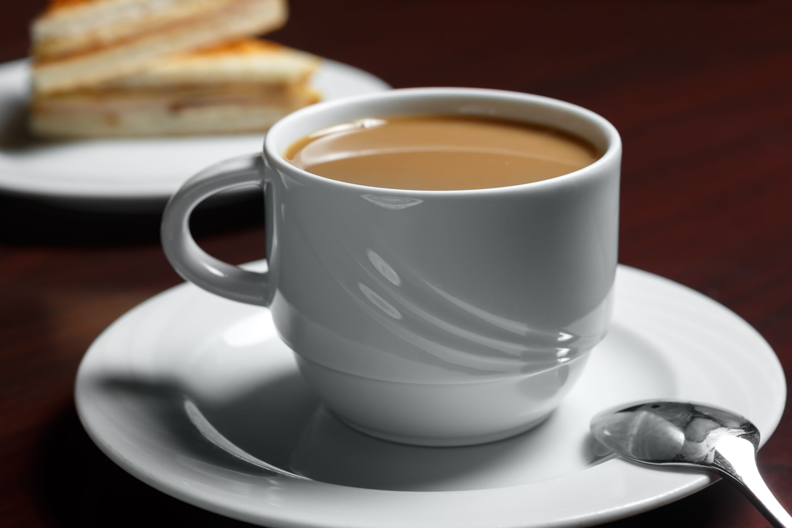 Especialistas recomendam: saiba por que beber café com o leite é mais saudável