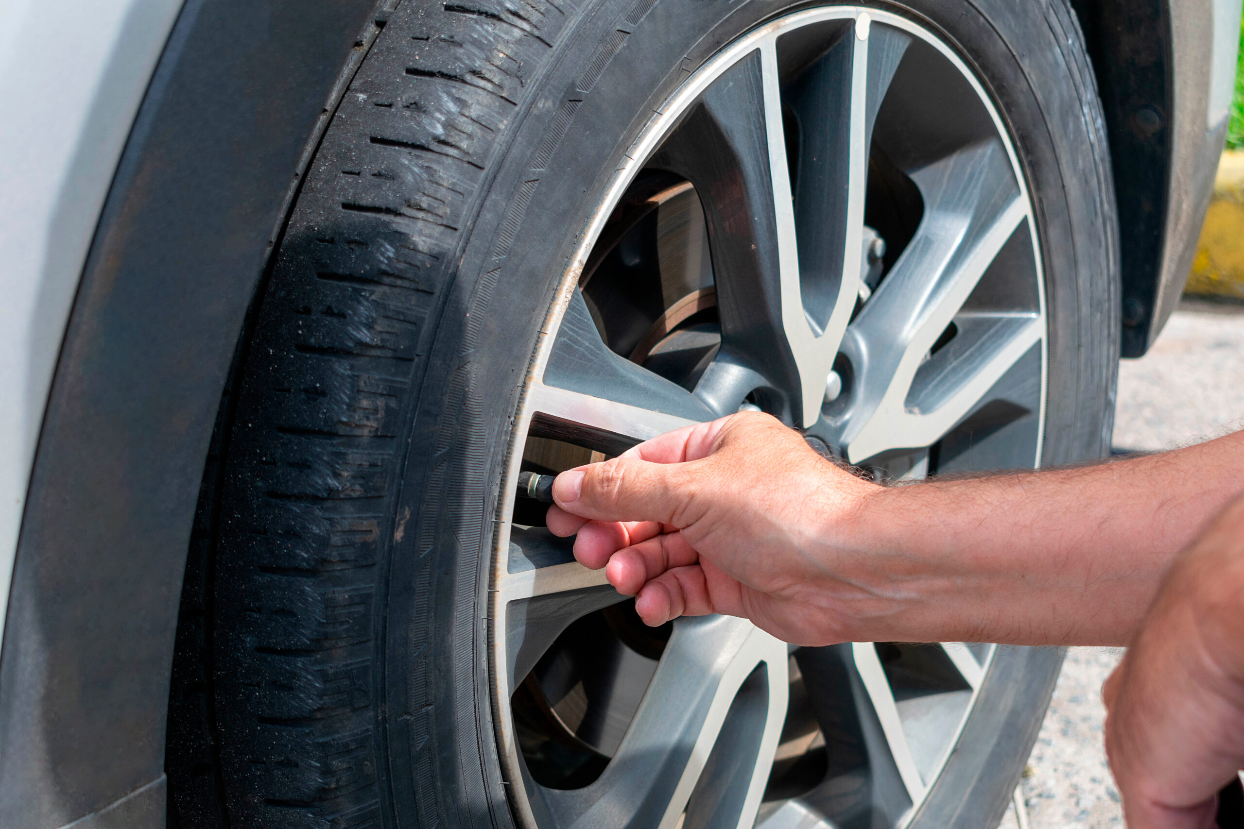 Afinal, qual é a maneira certa de calibrar os pneus do carro?