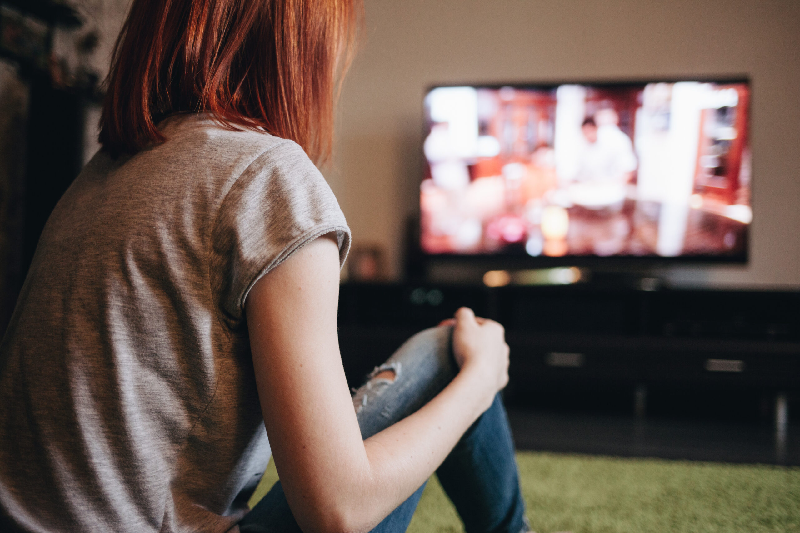 Jovens com menos de 24 anos não vêem TV aberta como os mais velhos; veja por quê
