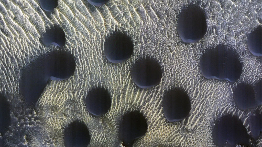 D’étranges dunes de sable circulaires sont découvertes sur Mars par la NASA