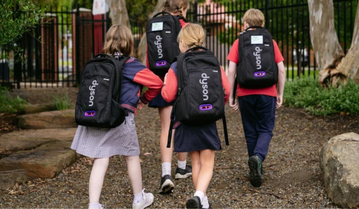 Mochilas especiais projetadas para monitorar a poluição do ar serão usadas por centenas de crianças em Melbourne, Austrália.