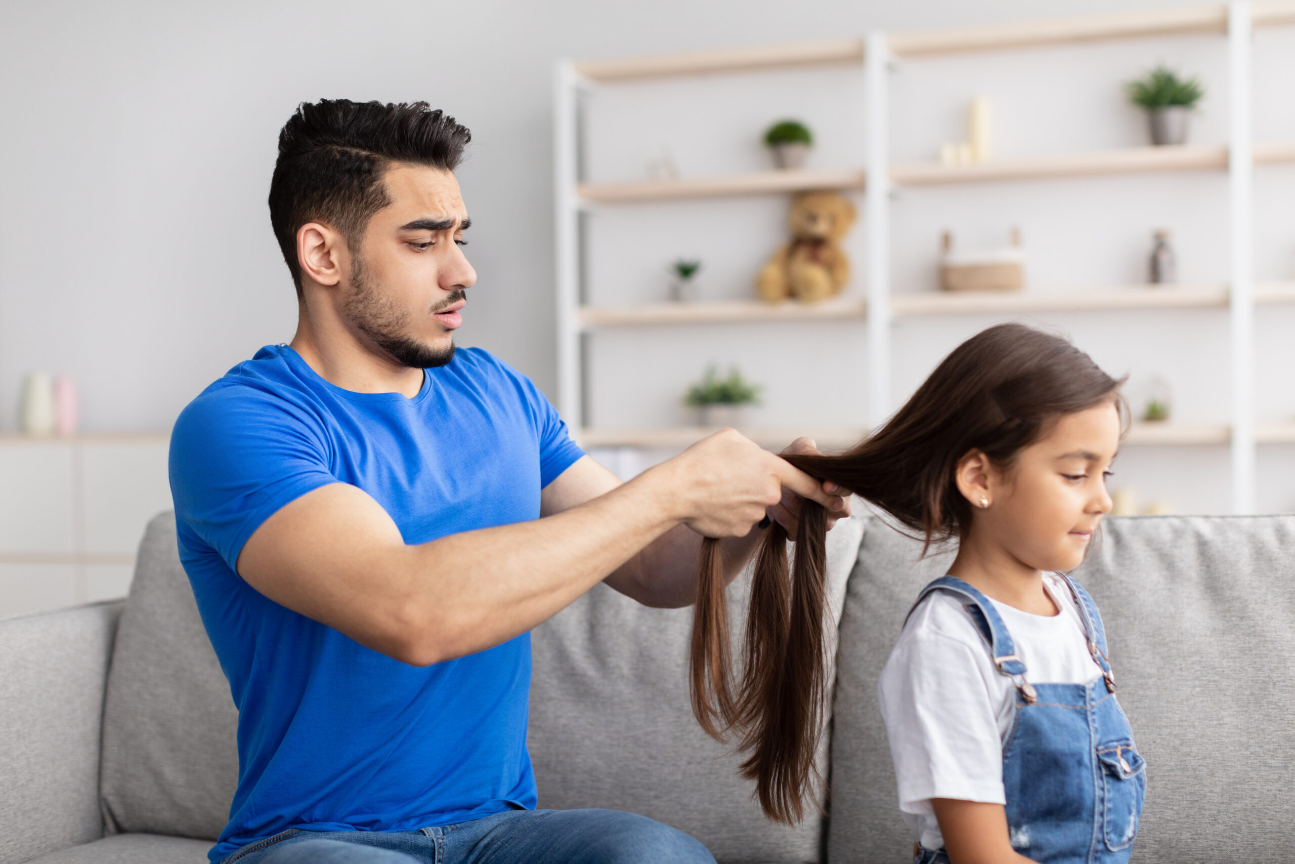Pai ameaça cortar o cabelo da filha por sua recusa em penteá-lo todos os dias
