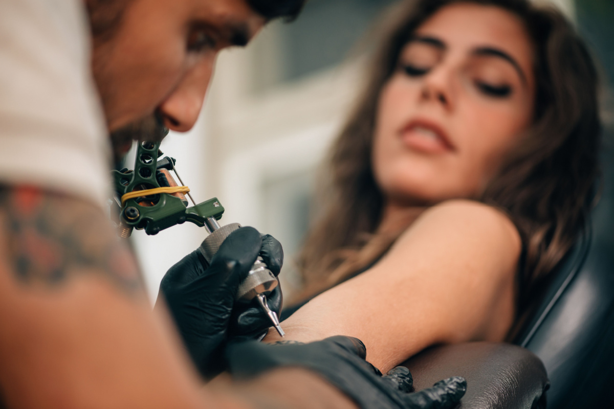 Marido se declara 'traído' pela esposa que fez tatuagem: 'O estrago foi feito'