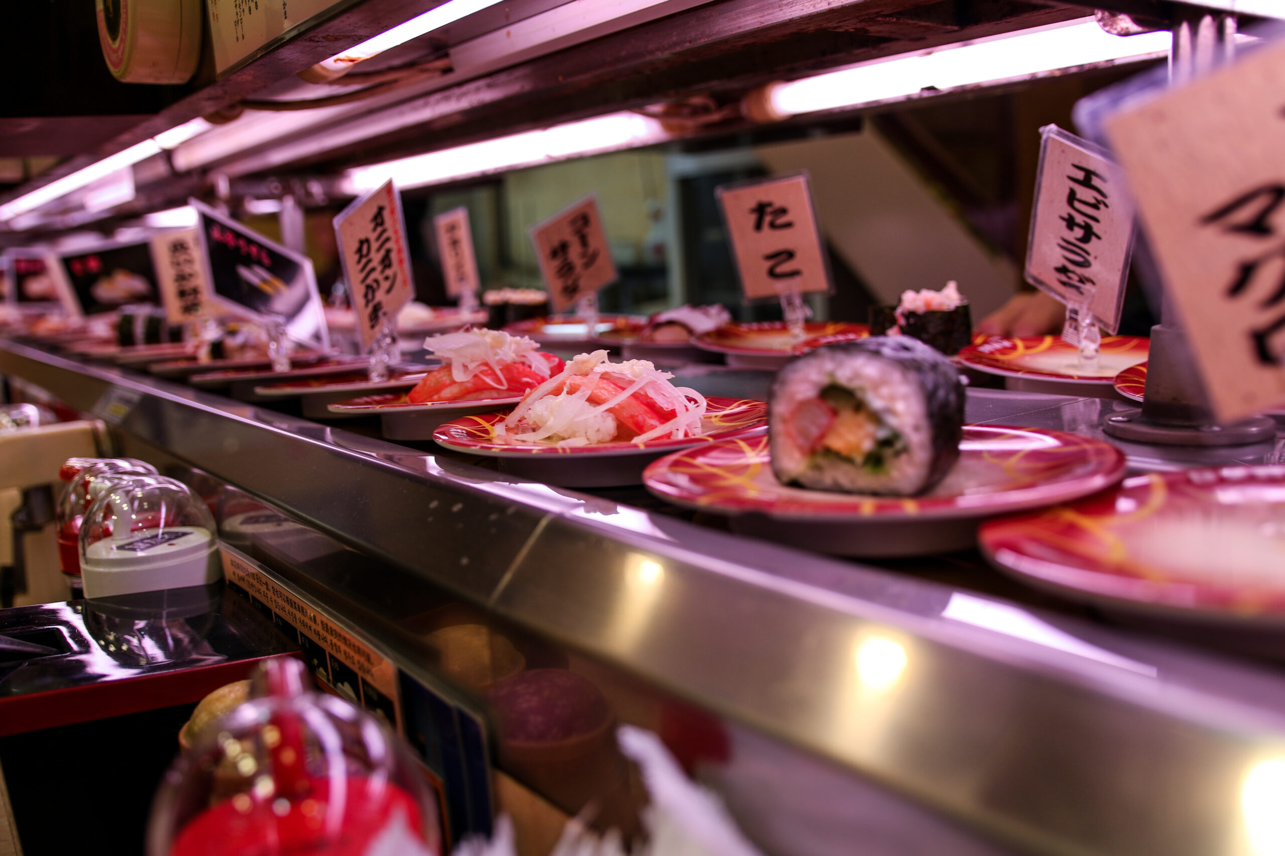 Restaurantes de esteira rolante no Japão param devido ao ‘terrorismo do sushi’