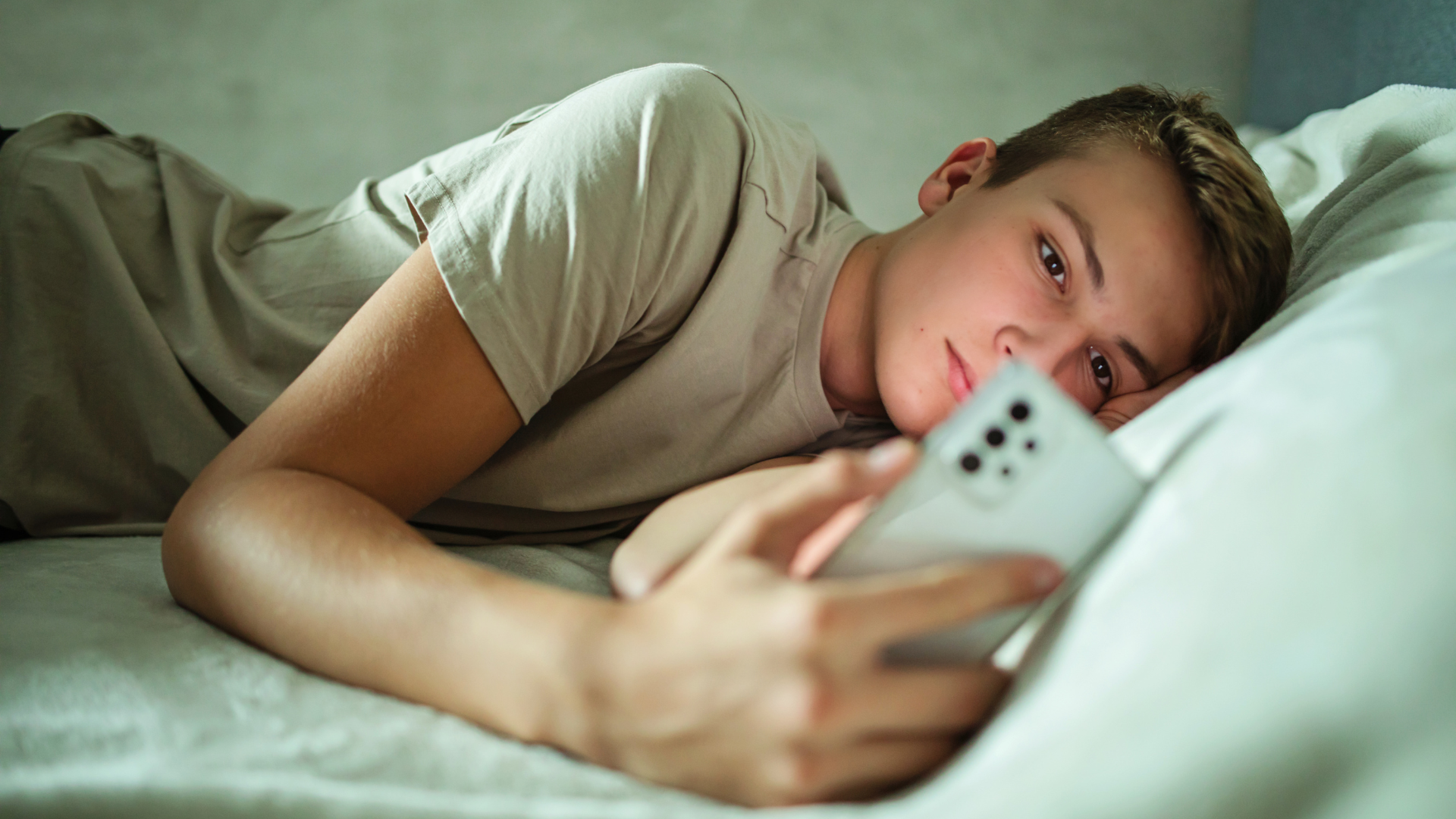 Adolescentes sofrem consequências físicas devido ao uso exagerado de celulares