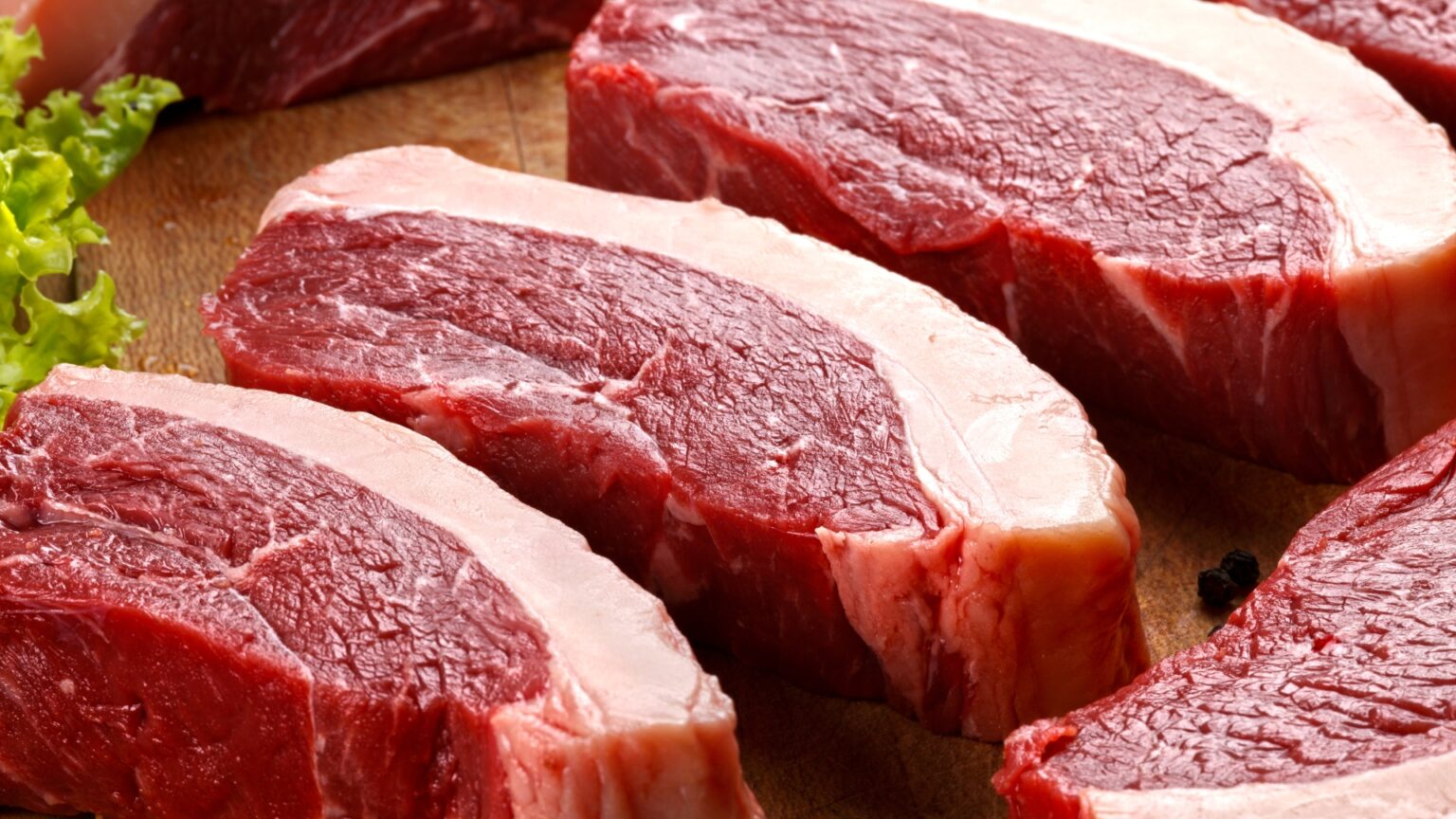 Feitas para a grelha: 3 melhores carnes para fazer seu churrasco brilhar