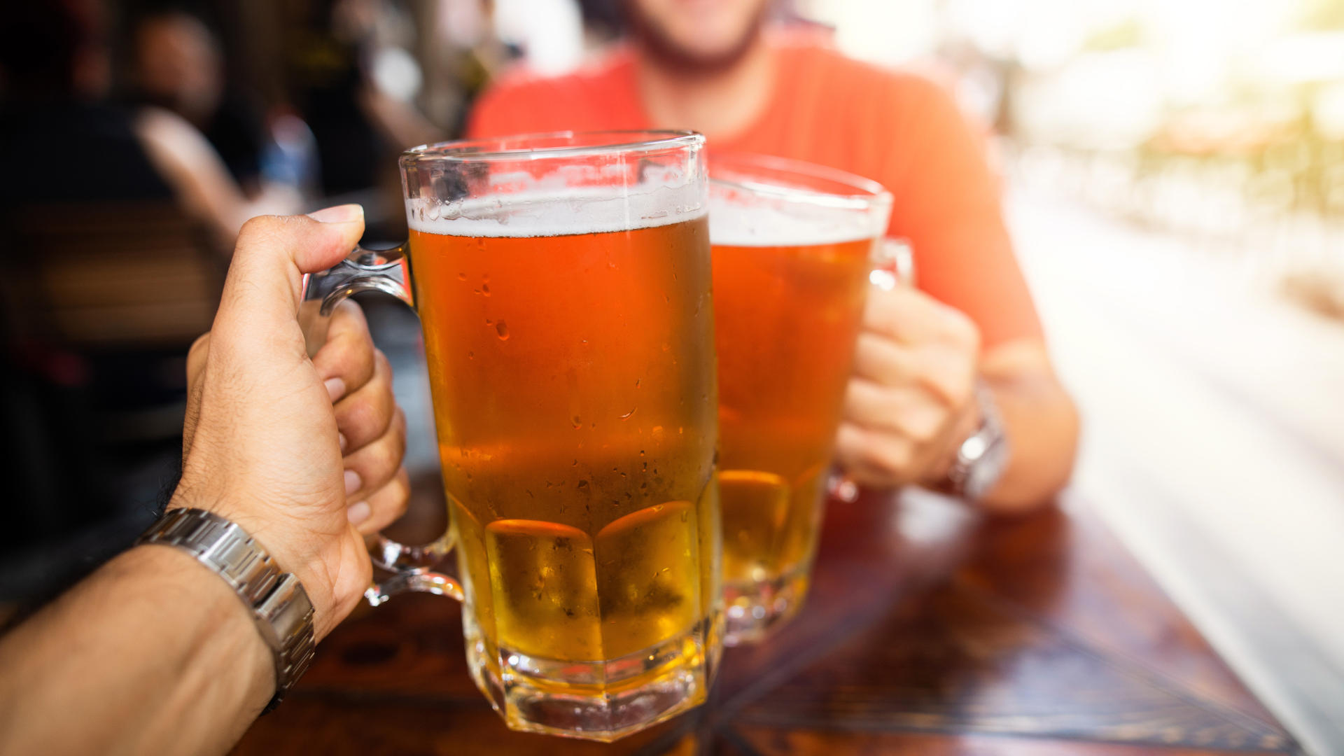 Beber cerveja pode gerar saúde mental.