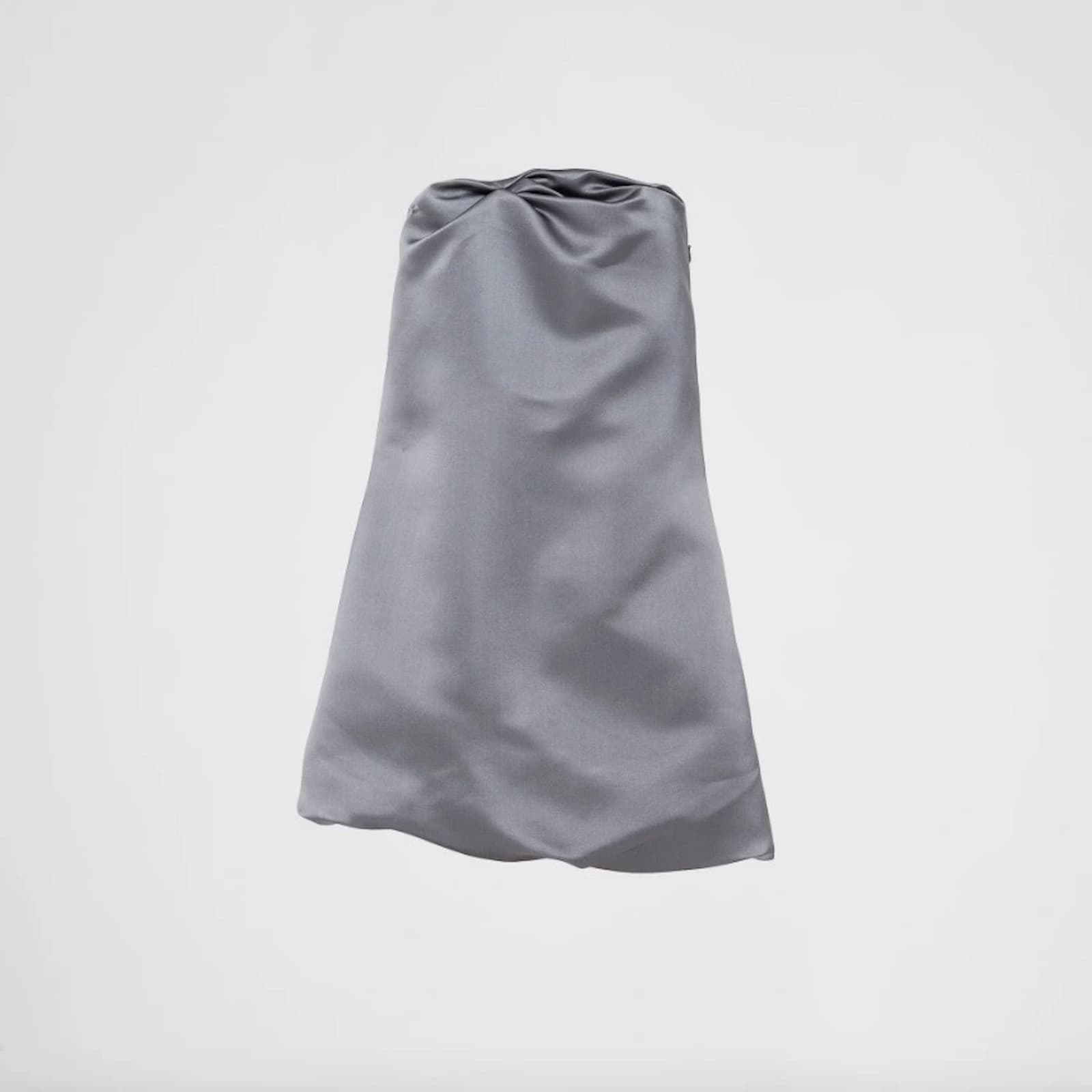 Vestido de mais de R$ 18 mil da Prada é ridicularizado na web, internautas dizem que ‘parece cortina’