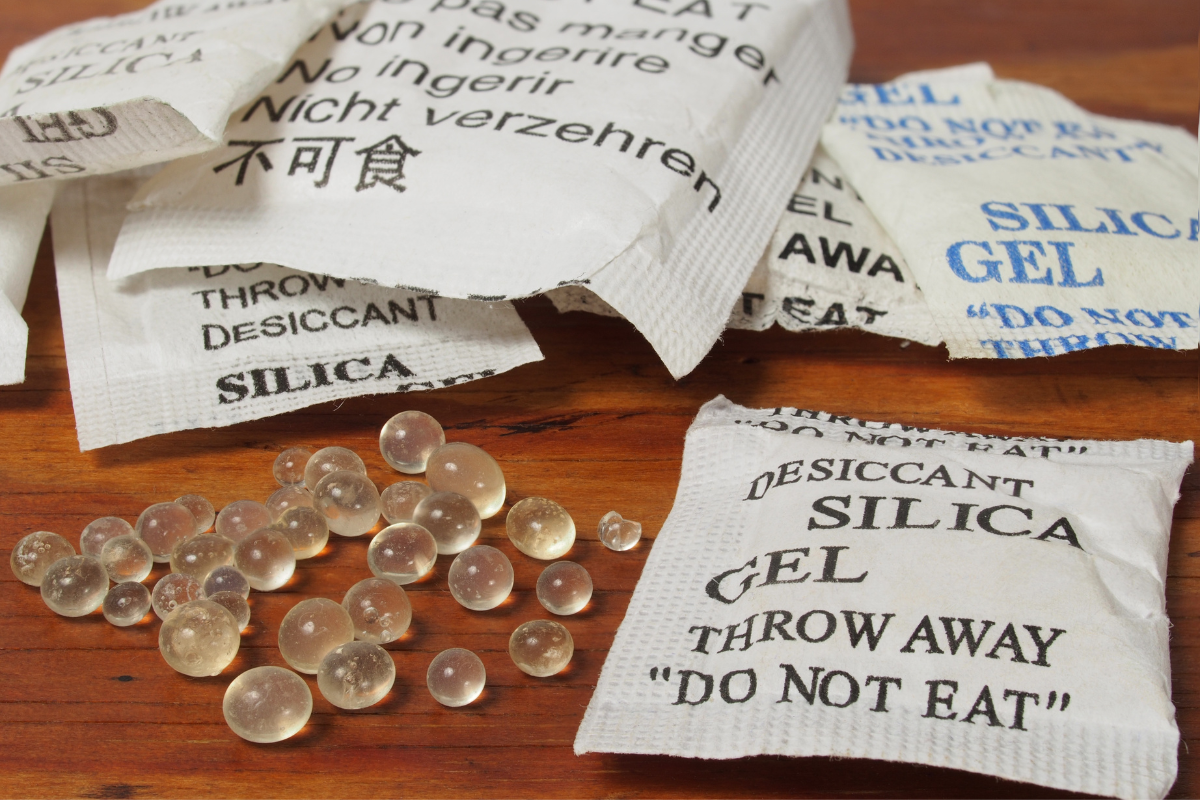 Sílica em gel: você sabe a funcionalidade dos sacos que vêm nas caixas de sapato?