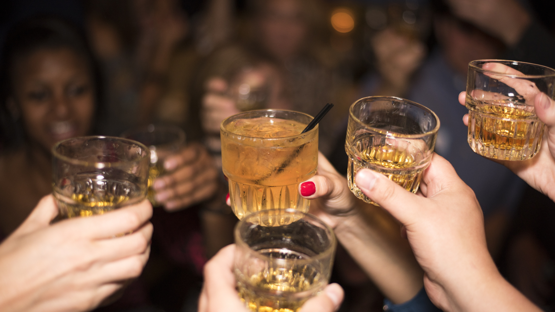 Bebidas alcoólicas aumentam risco de câncer.