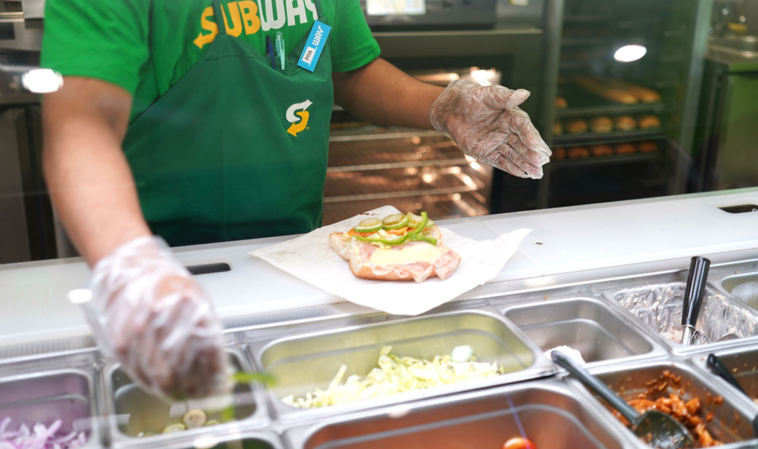 Mulher que processou Subway por atum falso retira caso, rede exige sanções