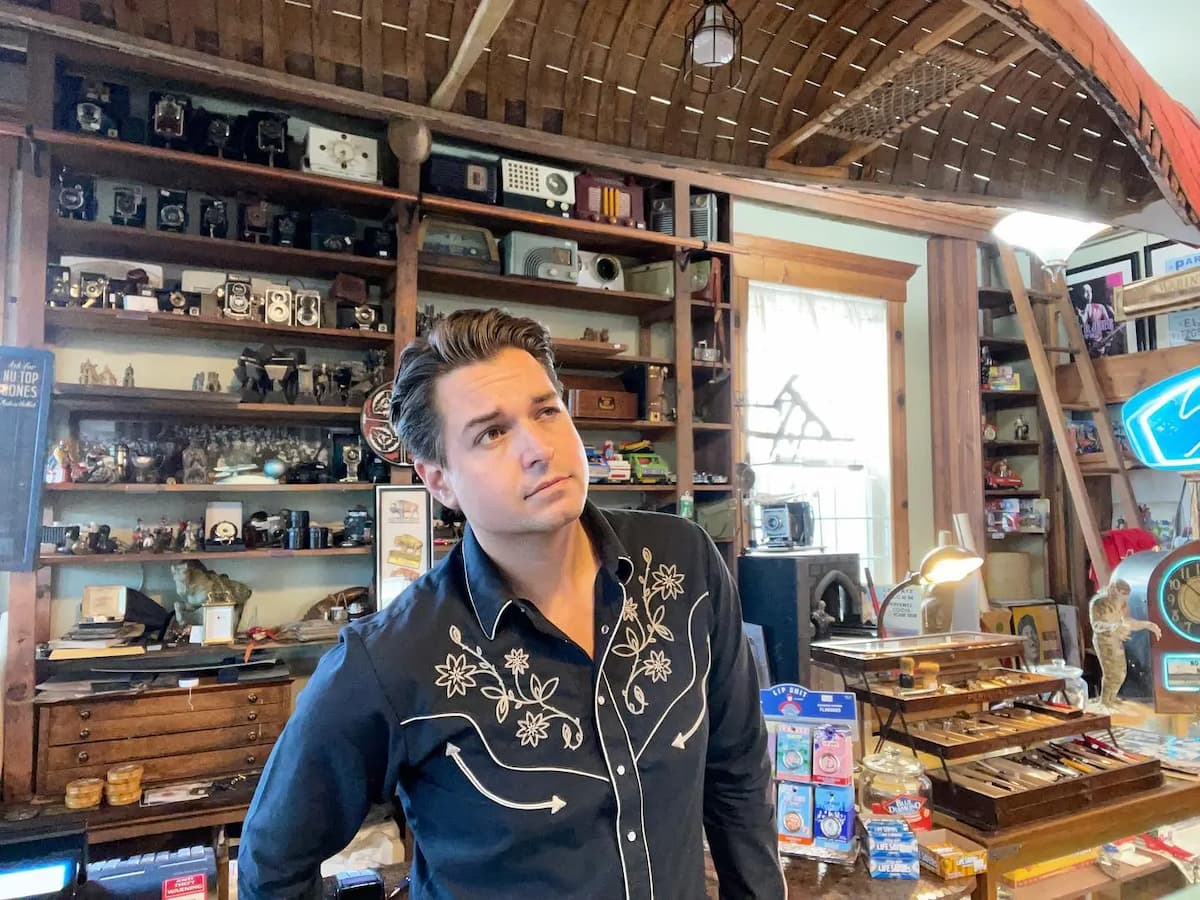 YouTuber se surpreende com os tesouros encontrados em casa comprada por US$ 7.500