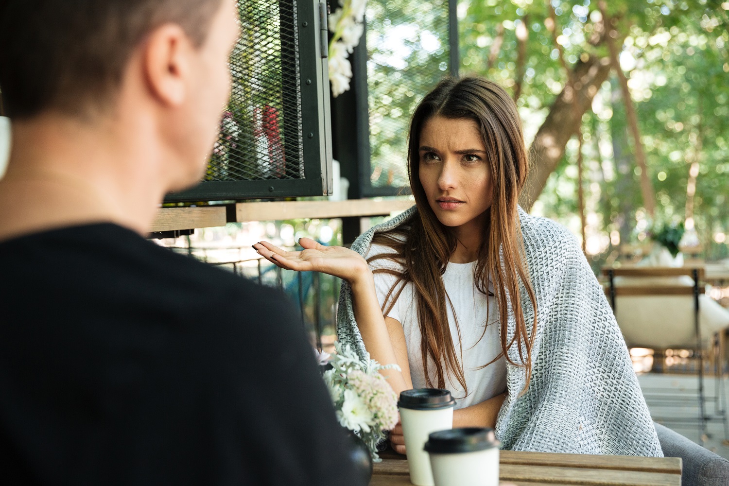 "Oi, gatinha": 6 cantadas que as mulheres odeiam – mas os homens insistem