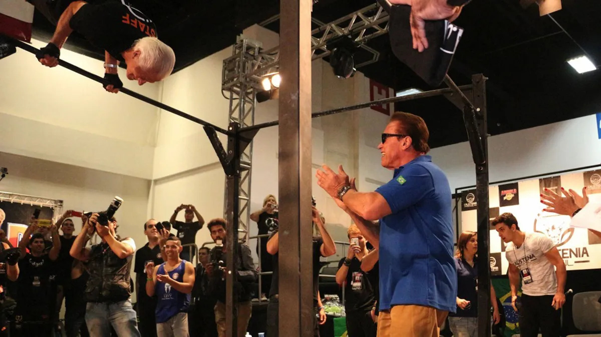 Idoso de 86 anos impressiona Arnold Schwarzenegger com seu vigor físico; veja