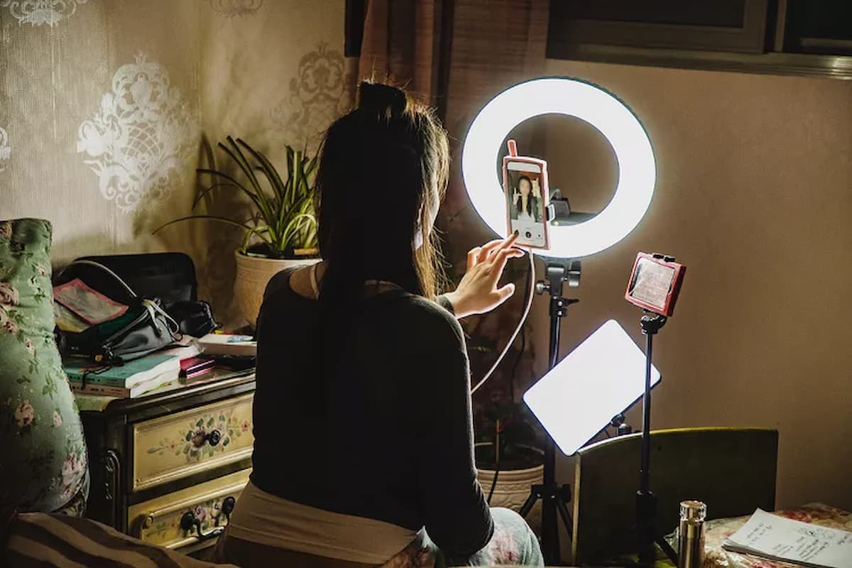 Pai estipula à influencer jovem: sem renda até os 18, apenas mesada como os irmãos