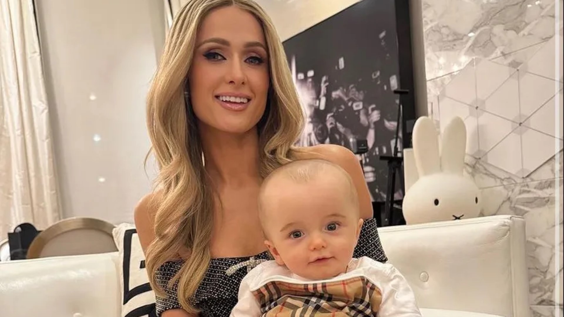 Aprendendo agora: Paris Hilton troca a fralda de seu filho pela primeira vez