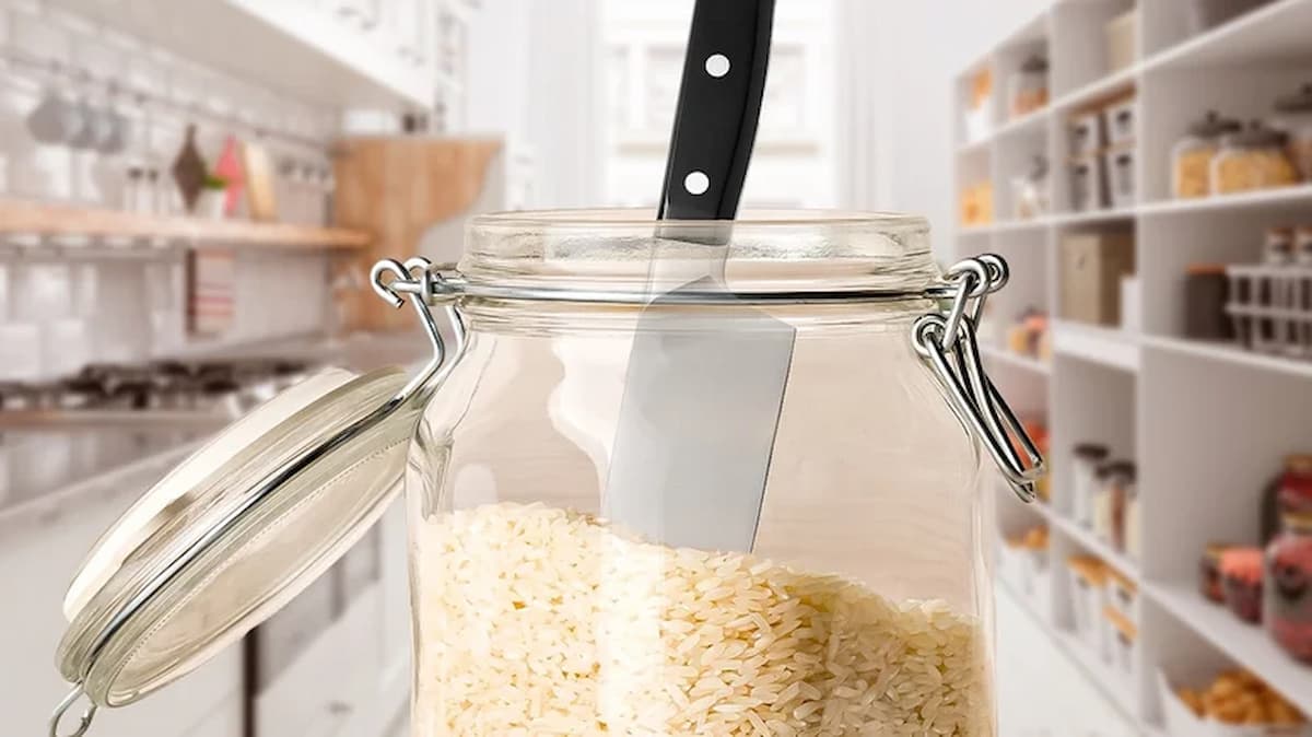 Por que deixar a faca em um pote de arroz?