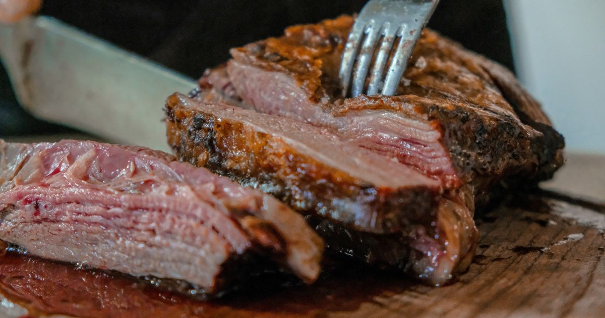 Aprenda a fazer bifes suculentos como os dos restaurantes em casa