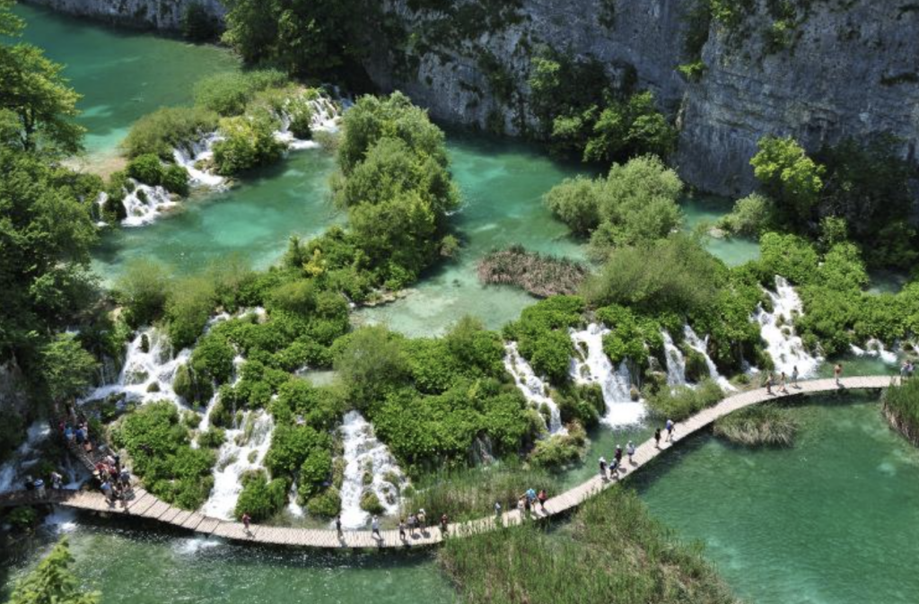 Parque Nacional dos Lagos de Plitvice, na Croácia (Imagem: Getty Images/iStockphoto)