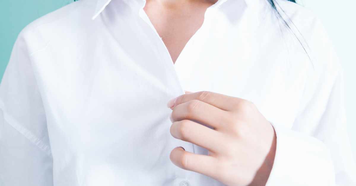 O que explica o posicionamento distinto dos botões das camisas em homens e mulheres?
