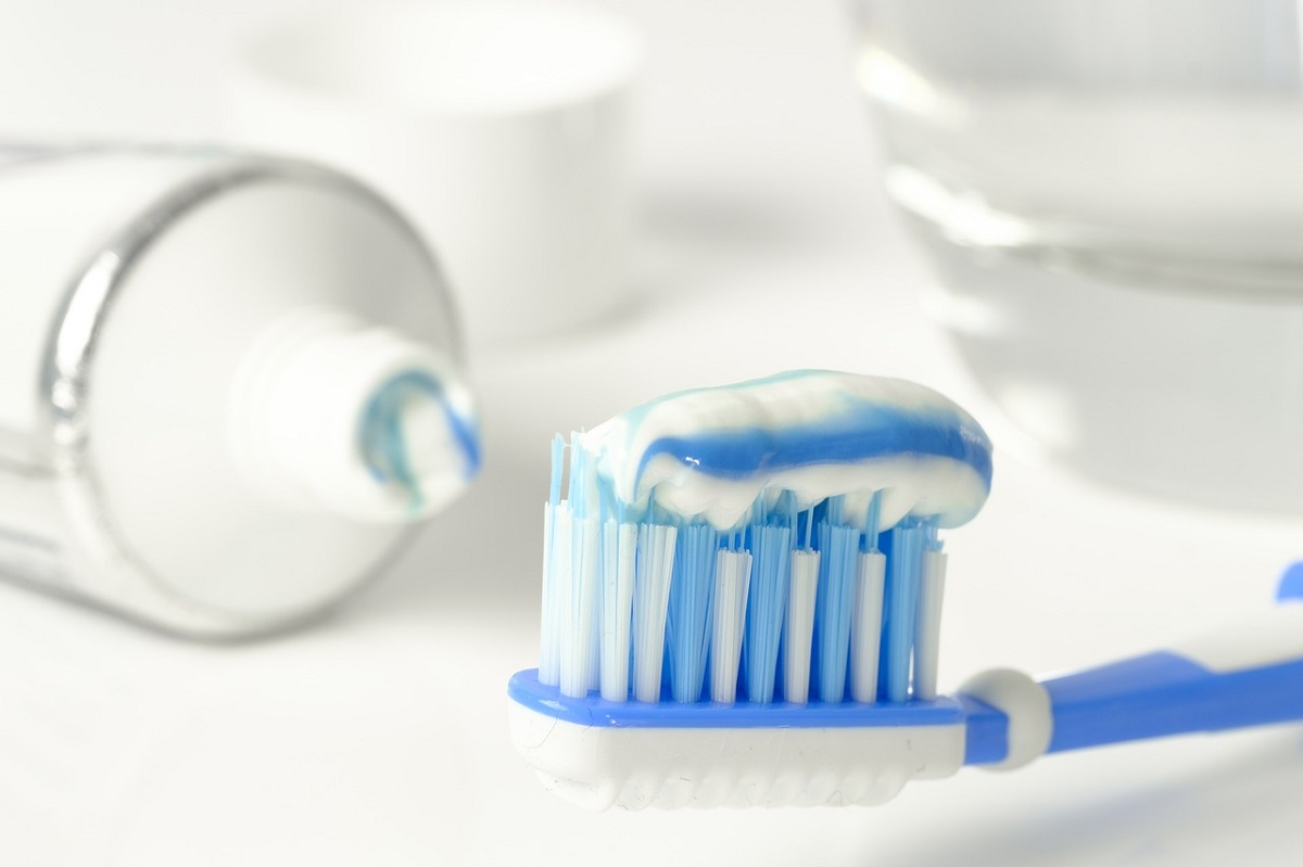 Saiba por que as pessoas estão evitando molhar a escova com creme dental
