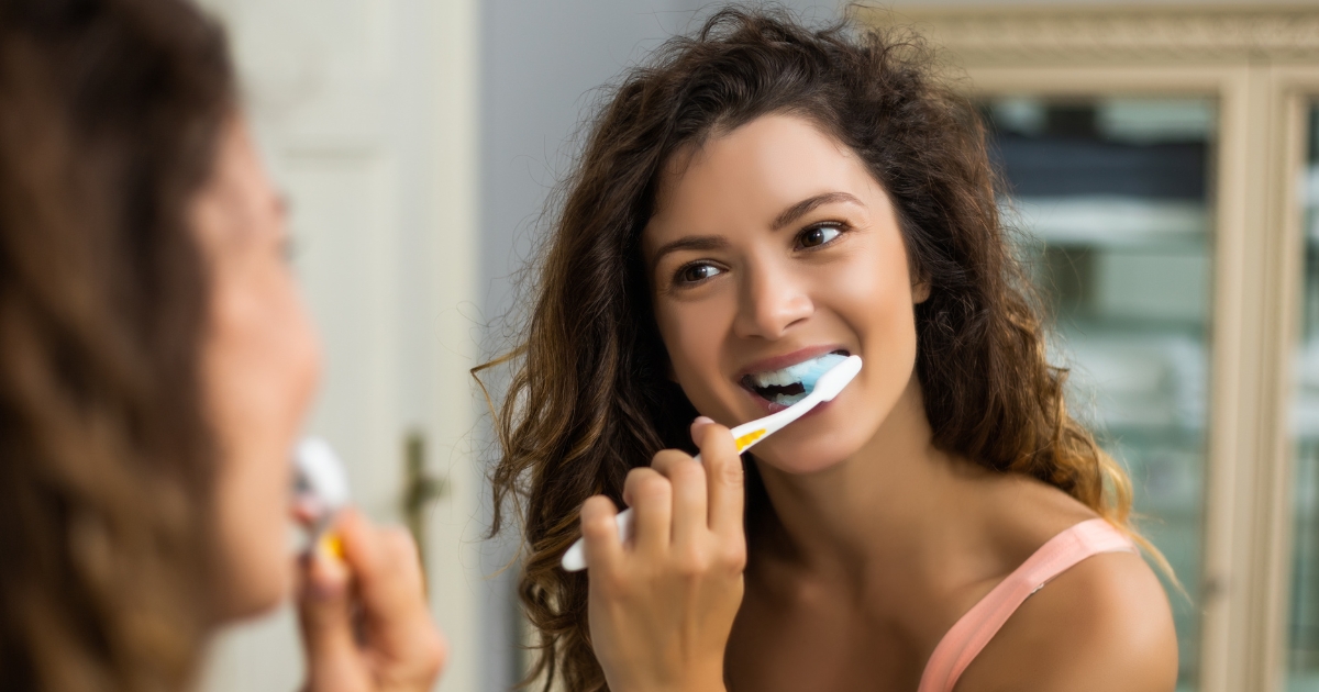 Acabei de comer, já posso escovar os dentes? Saiba a resposta