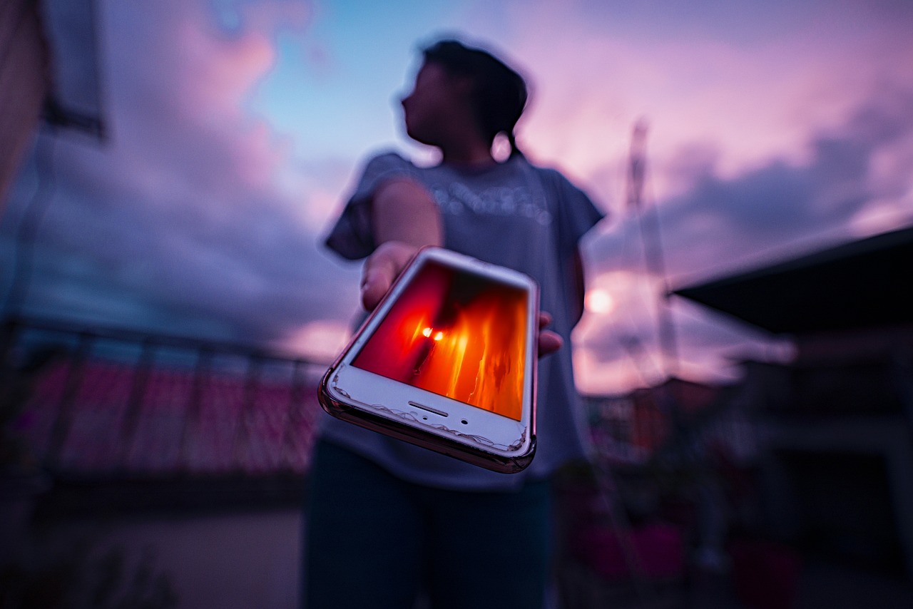 Pais que ficam muito tempo no celular prejudicam a saúde dos filhos