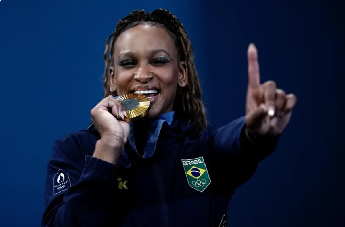 Ao conquistar medalhas, por que os atletas costumam mordê-las?