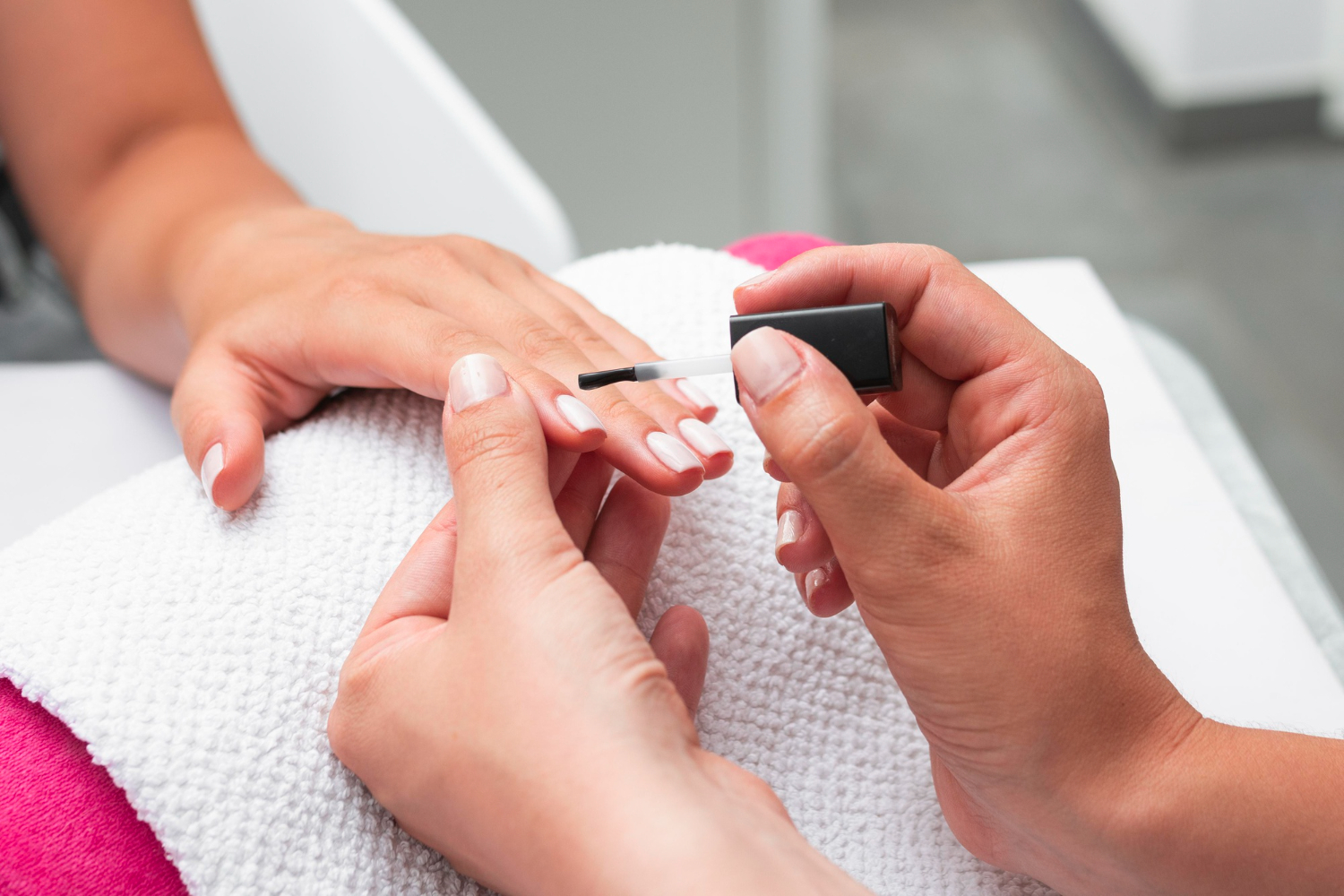 Quer manter o esmalte intacto? Saiba como ficar com as unhas lindas por mais tempo