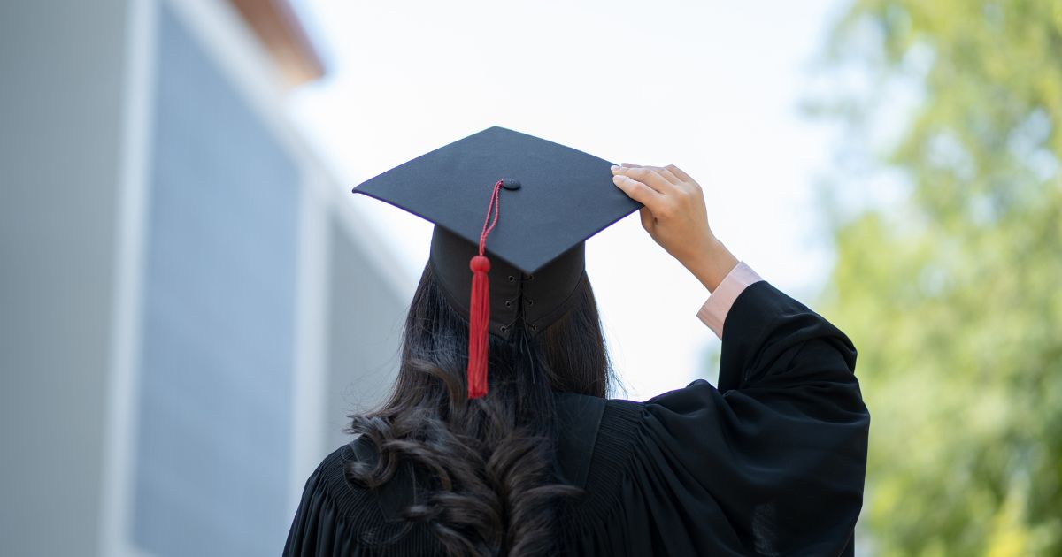 Pensando em estudar fora? Descubra o que significam “graduate” e “undergraduate”