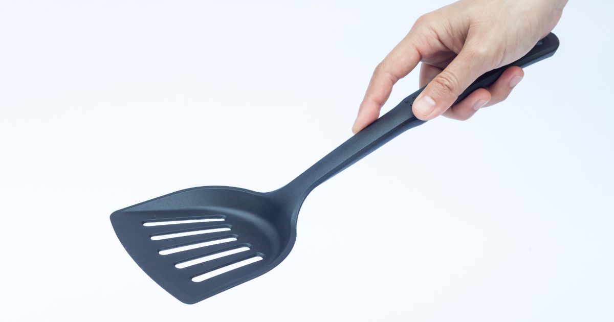 Pesquisa revela riscos ocultos nos utensílios de cozinha de plástico preto