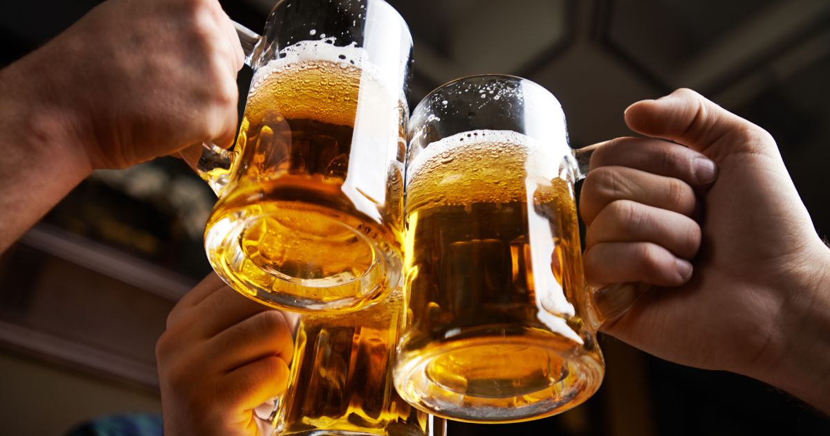 Ingerir bebidas alcoólicas em dias quentes é uma péssima ideia, apesar de comum