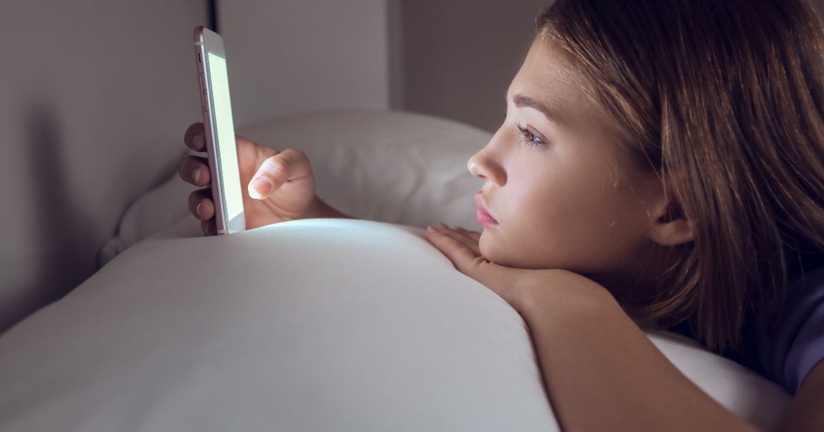 Ciência explica por que rolar o feed no celular piora o tédio