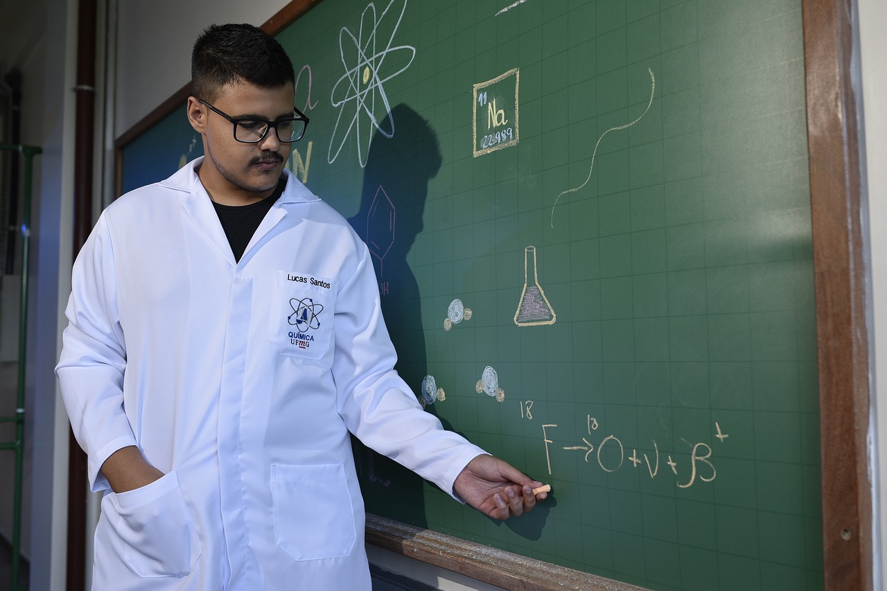 Concurso nacional para professores pode sair em novembro. O que esperar?
