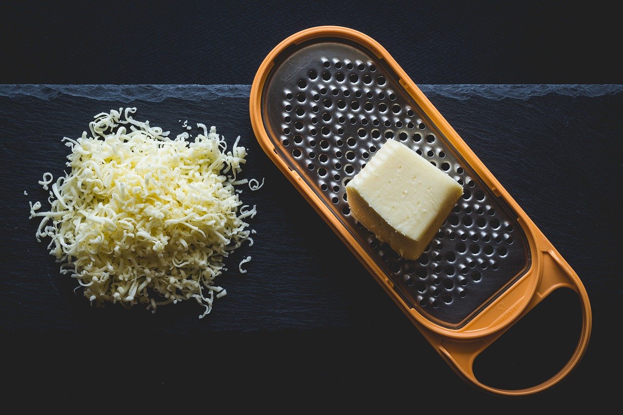 Não gruda, nem despedaça! Como conservar a mussarela do jeito certo na geladeira