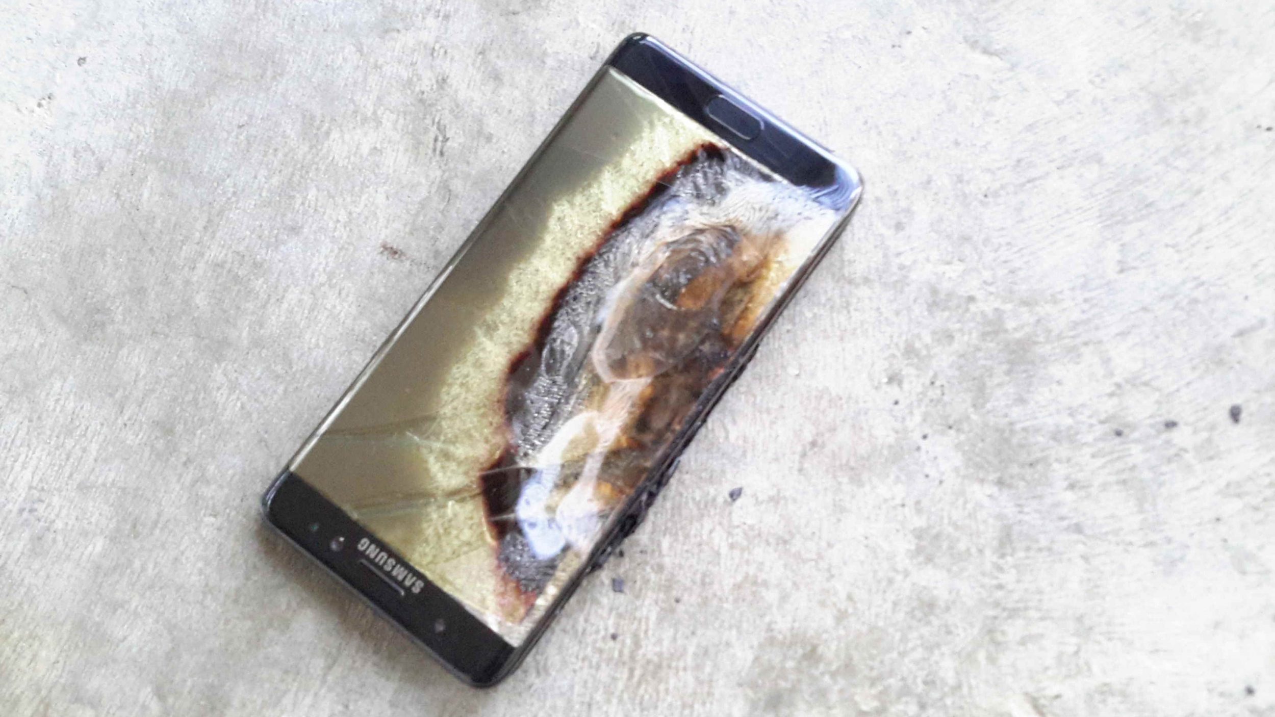 Proibido! Levar ESTE celular no avião dá multa e até cadeia nos EUA