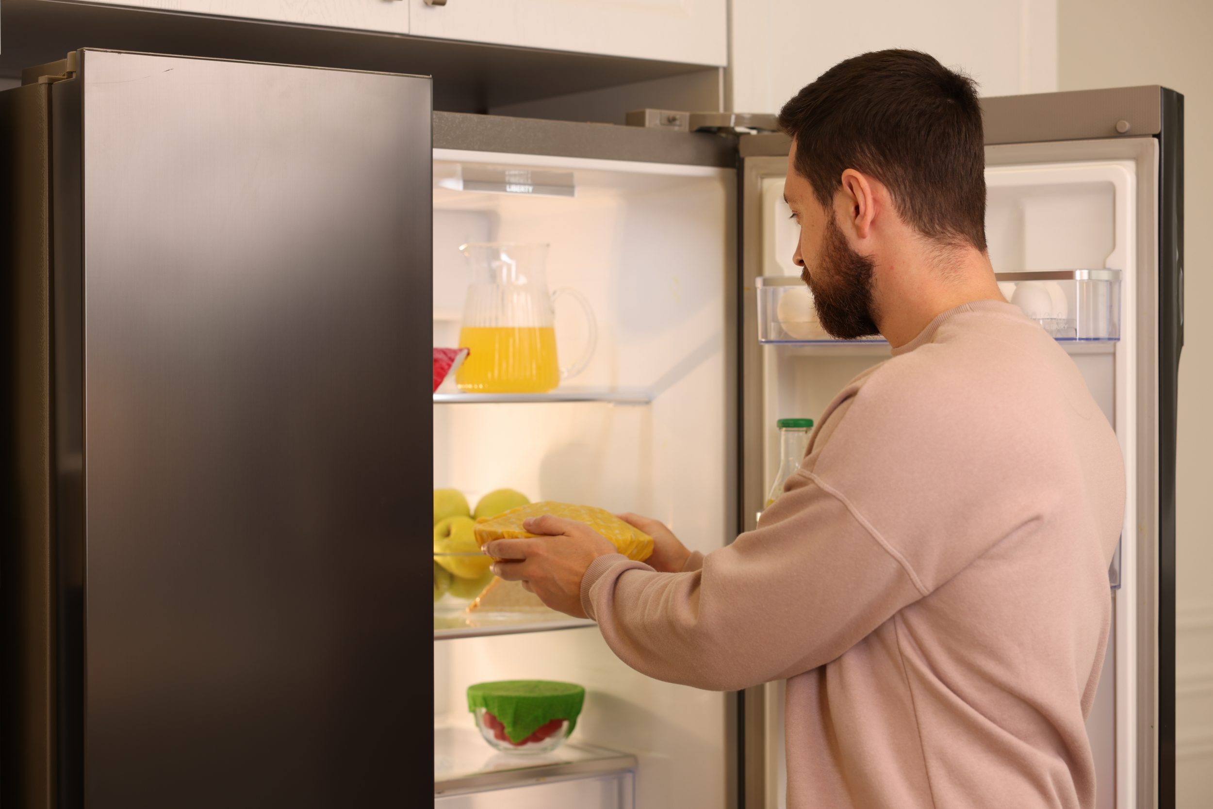 Pode parecer bizarro, mas é bom colocar esses 8 objetos que não são comida na geladeira