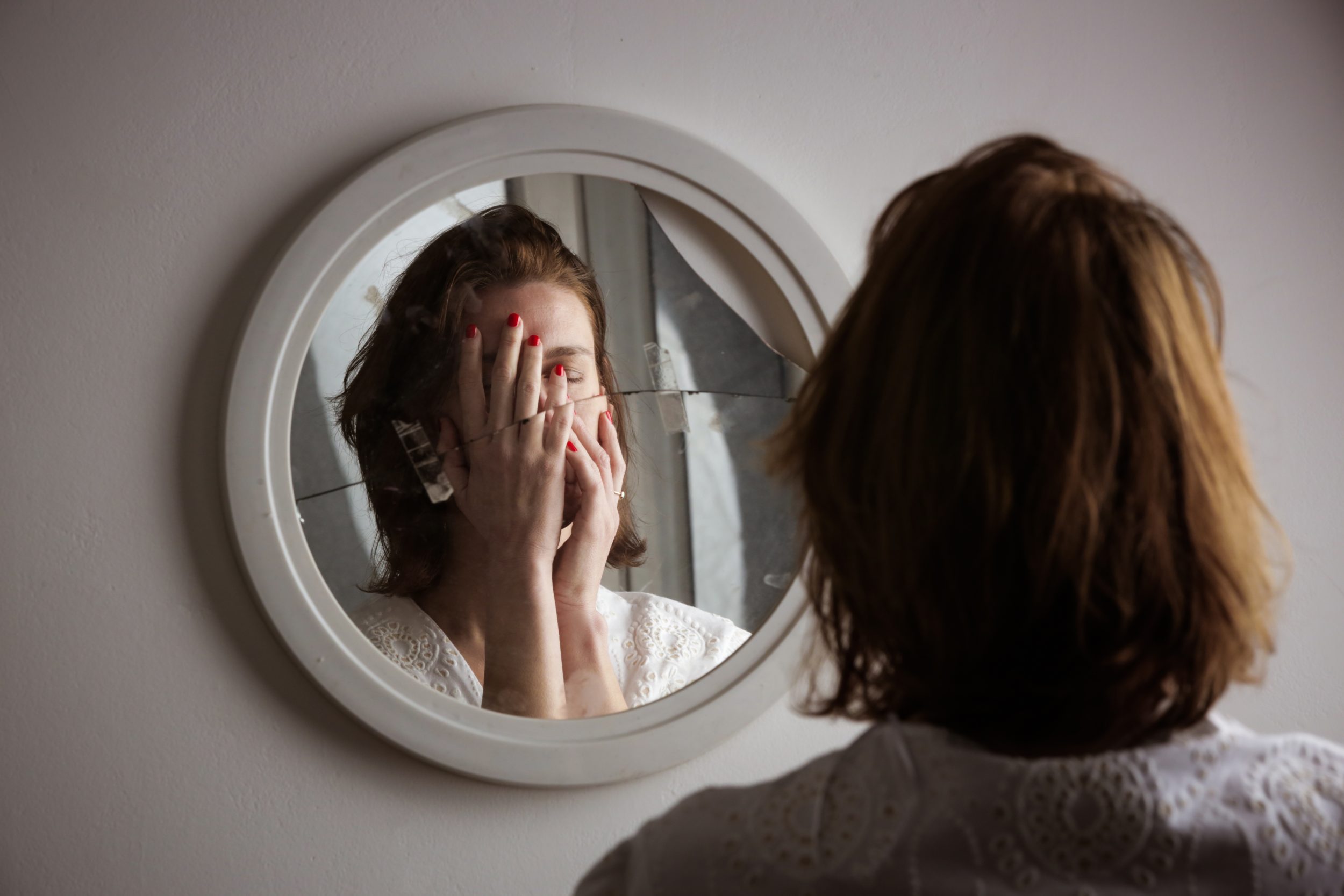 Seu corpo fala e você não percebe: 4 sinais ‘gritantes’ que indicam baixa autoestima