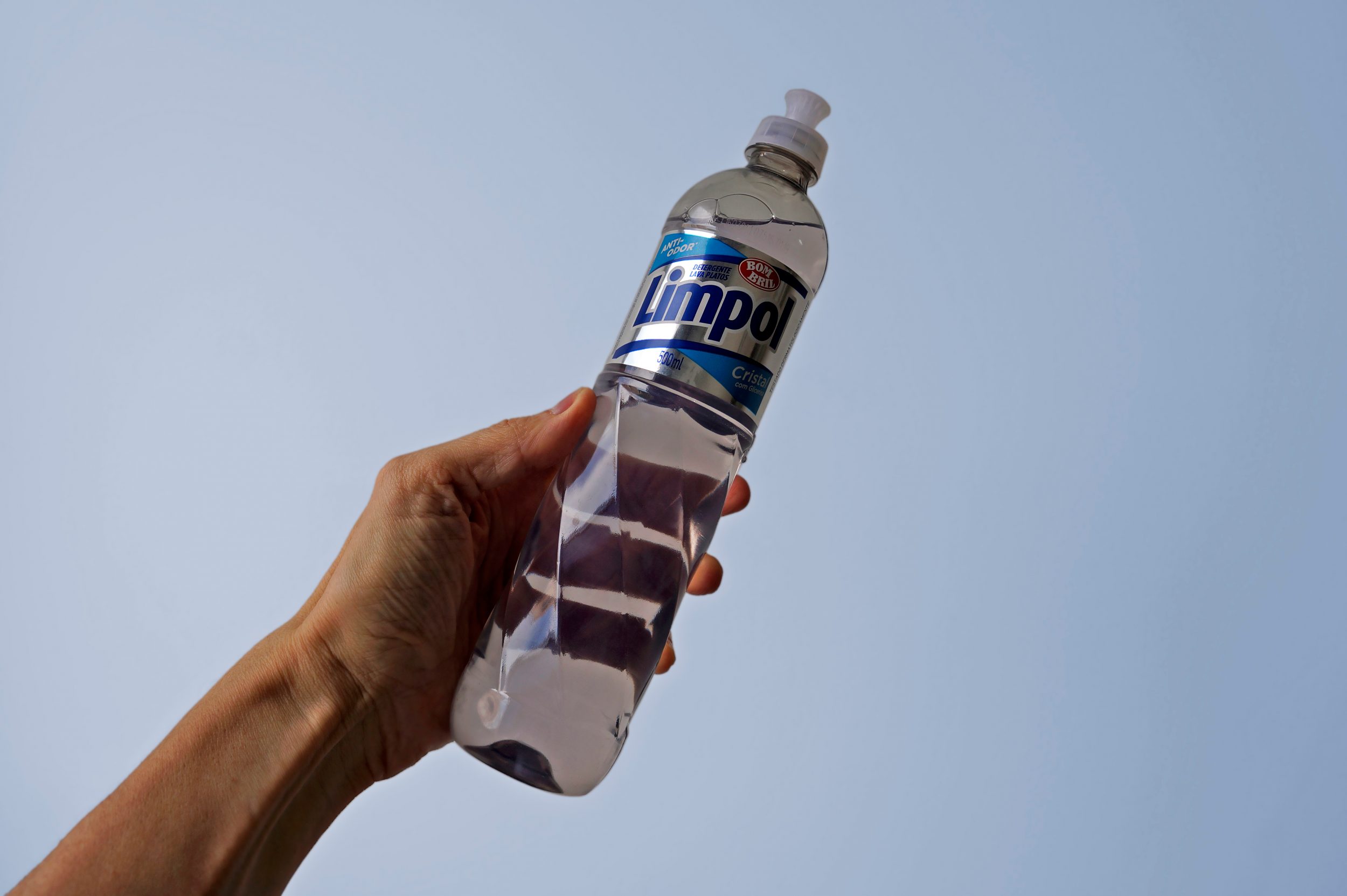 Quem disse que é tudo igual, errou! Cor do detergente faz diferença na hora da limpeza