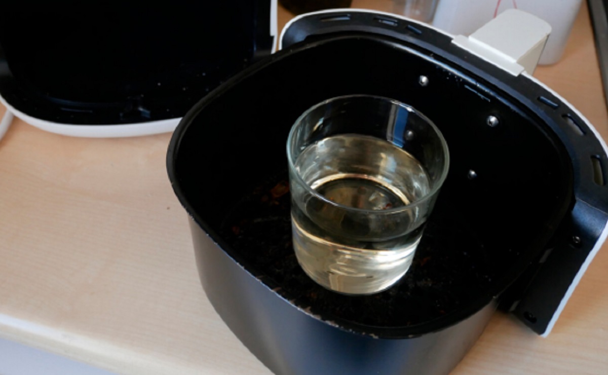 Truque do copo de água para limpar a airfryer: quem faz a 1ª vez nunca mais esquece