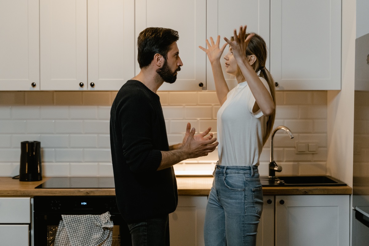 Você sempre chora durante uma discussão? A psicologia explica isso