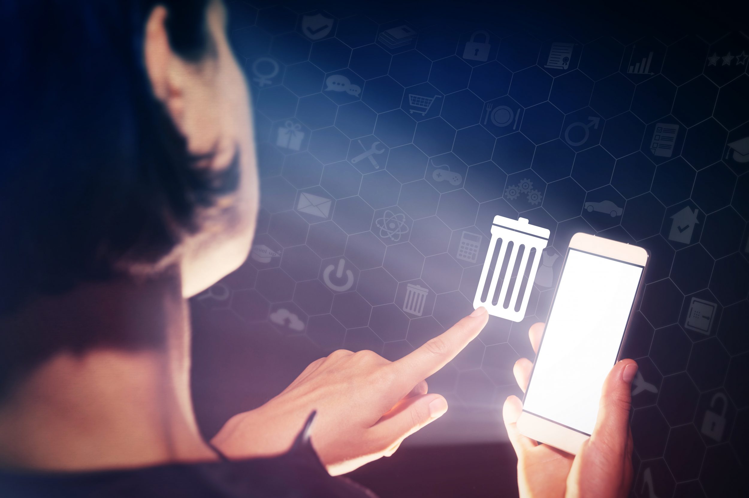 Vilões silenciosos! 5 hábitos que DETONAM com o espaço do seu celular