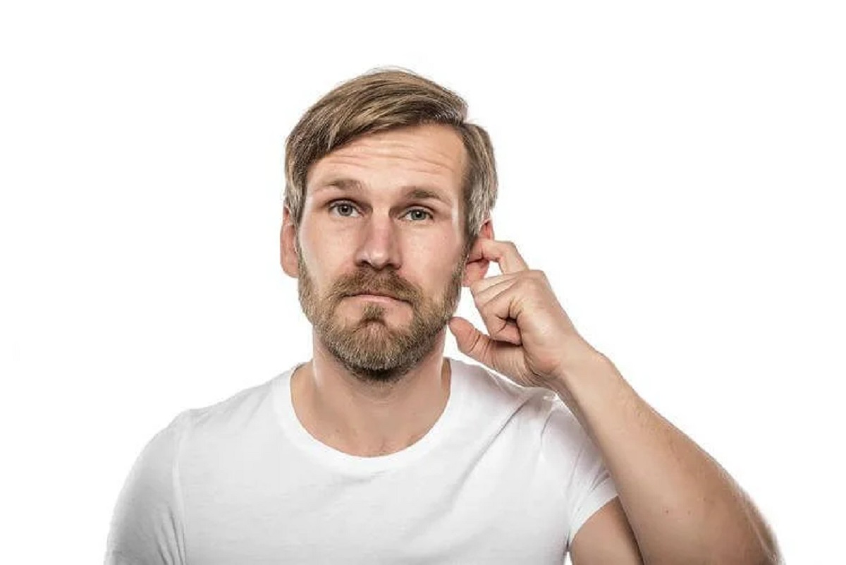 Seu corpo não fala, ele ‘grita’! O que significa coçar a orelha ao falar?